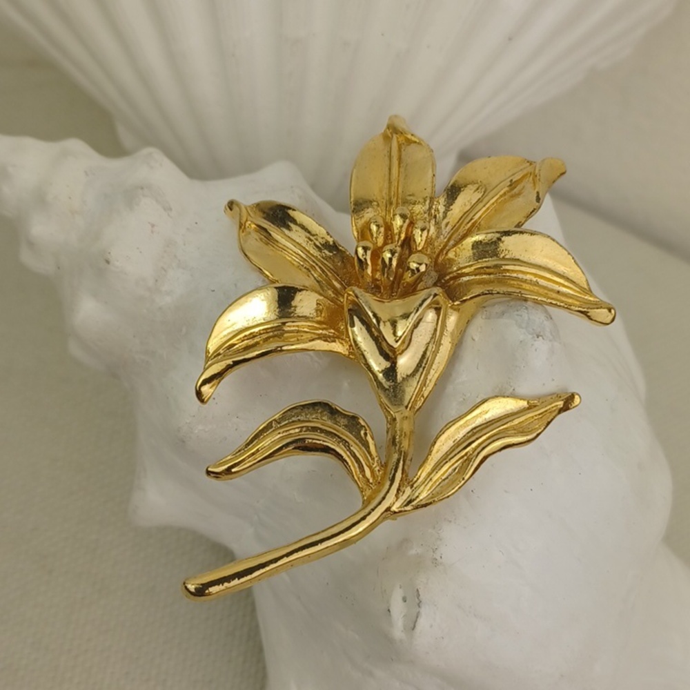 Vintage Very Gold Tone Highly Detailed Flower Brooch Pin - Picture 7 of 10